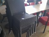des chaises et une table dans une pièce avec une grande fenêtre en arrière-plan