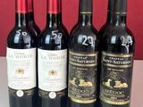 plusieurs bouteilles de vin sont alignées sur une table