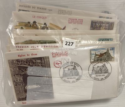 un sachet de timbres posé sur une table
