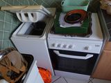 un four de cuisinière blanc placé à côté d'un autre four de cuisinière