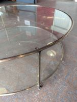 Table basse à double plateaux en verre et métal doré. (photo 3)