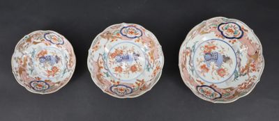 trois bols en porcelaine chinoise ornés de motifs floraux sur fond noir