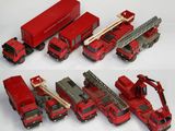 quatre vues différentes d'un camion de pompiers et d'un camion miniatures