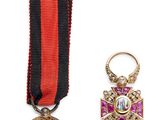 une image représentant une médaille et une épingle à médaille sur fond blanc