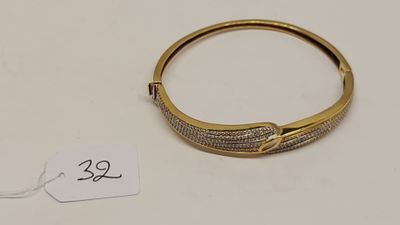 Gros plan sur un bracelet en or portant une étiquette