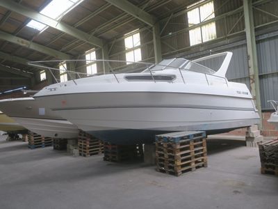 un bateau posé sur des palettes dans un bâtiment