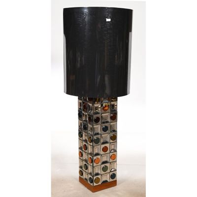 une lampe surmontée d'un abat-jour noir