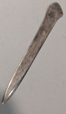 un petit couteau posé sur une table