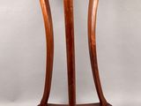 une image représentant une table en bois avec un plateau noir sur fond blanc