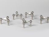 un lot de six boutons en acier inoxydable sur une surface blanche
