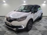 une voiture blanche garée sur un sol en damier dans un garage