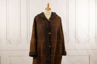 manteau marron coupé droit, avec capuche et doublure en fourrure