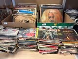 un grand nombre de disques sur une table dans une pièce