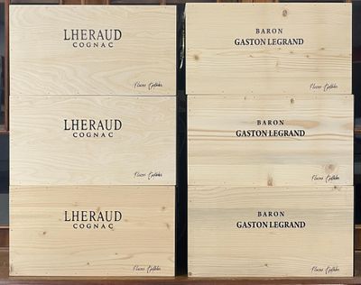 trois caisses en bois contenant différents types de vin, posées sur une étagère