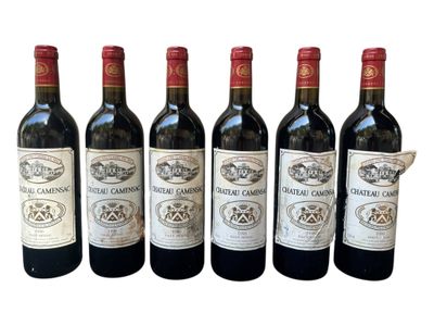 six bouteilles de vin rouge sont alignées