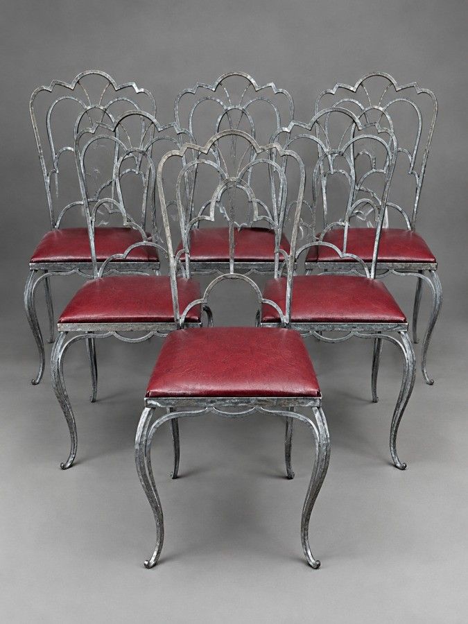Suite de six chaises en fer forgé, à assises garnies de cuir…