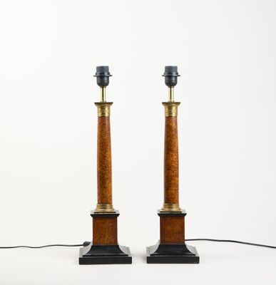 une paire de lampes de table en bois et en laiton, montées sur des socles en marbre