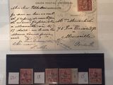 une photo d'un mur recouvert de nombreux timbres