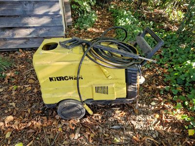 une machine jaune posée sur le sol