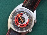 une image montrant un gros plan d'une montre-bracelet posée sur une surface verte