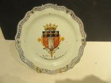 une assiette sur laquelle figurent des armoiries et une couronne