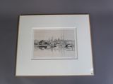 une photo d'un dessin représentant une ville accrochée au mur