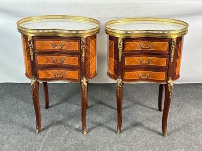 paire de tables de chevet de style Louis XVI