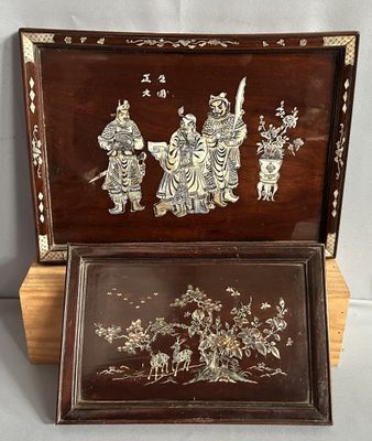 Tableau en bois laqué et marqueterie de nacre (recollée) fig…