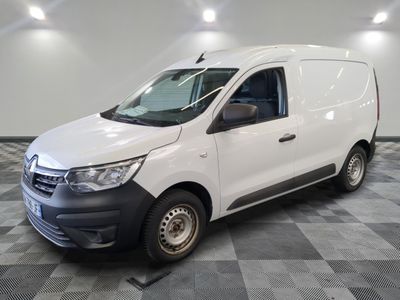 la camionnette blanche est garée sur le sol en damier d'une pièce