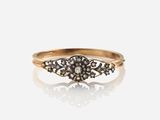 un gros plan d'une bague en or sertie de diamants noirs