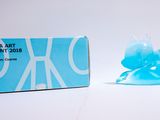 une petite sculpture de glace posée à côté d'une boîte de glaçons
