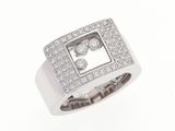 gros plan d'une bague en diamant sur fond blanc