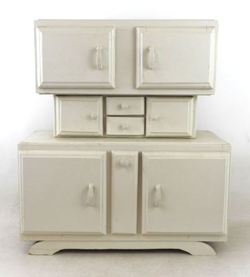 une armoire blanche avec des tiroirs, surmontée d’autres tiroirs