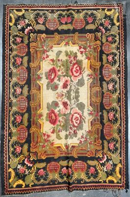 un tapis ancien orné d'un motif floral sur fond bleu