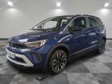 un 4x4 bleu garé dans un garage au sol en damier