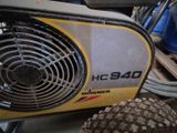 une machine jaune et noire posée sur une table