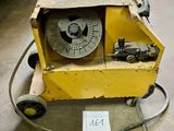 une machine posée sur le sol dans un entrepôt