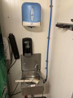 Lave-mains en inox avec distributeurs de savon et de papier (photo 2)