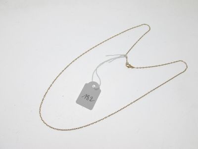 gros plan d'un collier auquel est attachée une étiquette