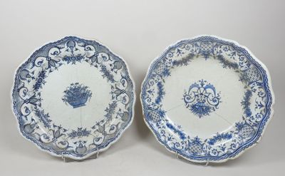 paire d'assiettes bleues et blanches à motifs floraux