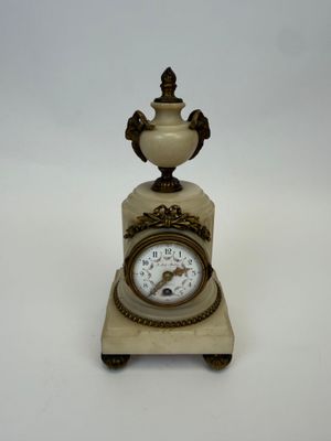 une petite horloge posée sur une petite table