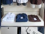 une photo d'un présentoir de chemises pour hommes dans un magasin
