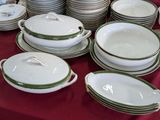 plusieurs assiettes et bols sur une table avec une nappe rouge
