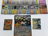 jeu de cartes à collectionner Pokémon avec de nombreuses cartes disposées sur une table