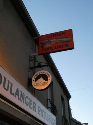 une enseigne sur le mur d'un immeuble indiquant « Pullan Boulanger »