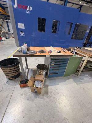 une grande machine installée dans un bâtiment