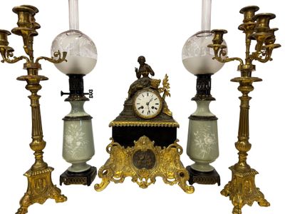 trois bougies et une horloge posées sur une table