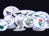 beaucoup d'assiettes ornées d'oiseaux et de fleurs