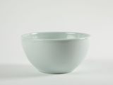 un bol blanc posé sur une table