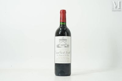 une bouteille de vin posée sur une table